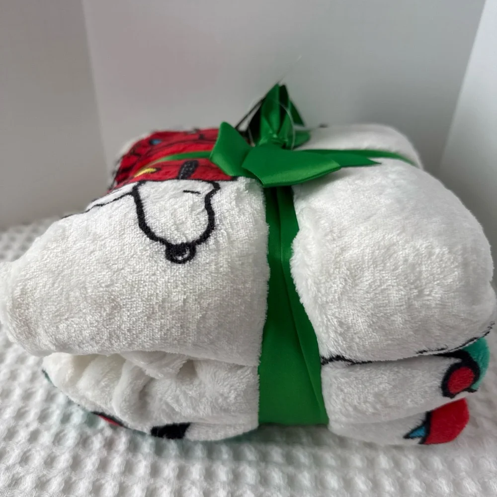 Peanuts White, Red & Green Holiday Throw Blanket